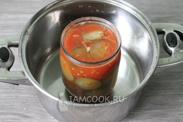 Поставить банку в кастрюлю