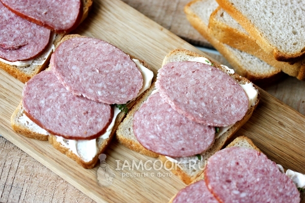 Положить колбасу