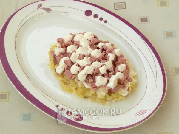 Положить лук, колбасу и майонез