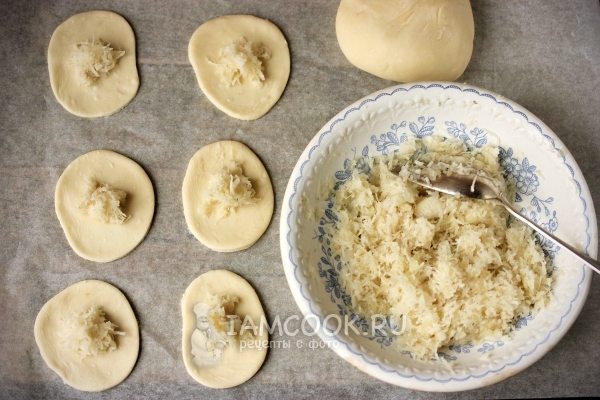 Положить начинку на кружочек теста