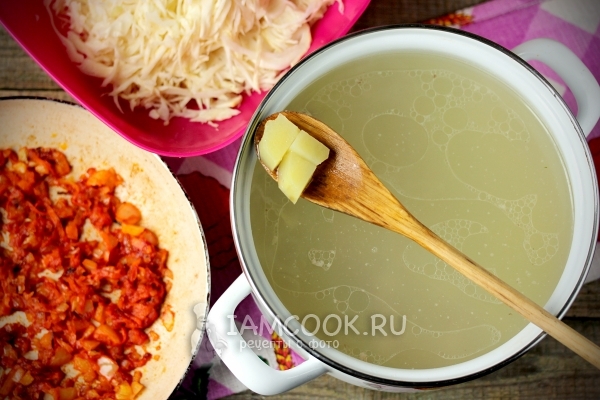 Сделать зажарку и сварить в бульоне картофель