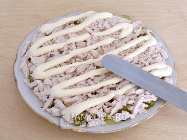 Положить слой мяса и полить майонезом