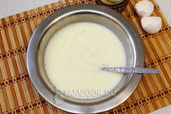 Соединить ингредиенты для теста, кроме муки