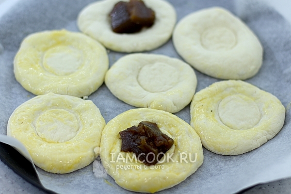 Положить на лепешку повидло