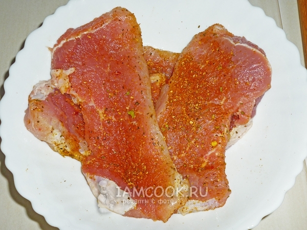 Натереть мясо специями и солью