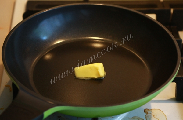 Сливочное масло на сковороде