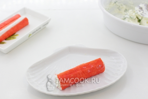 Завернуть творог в крабовую палочку