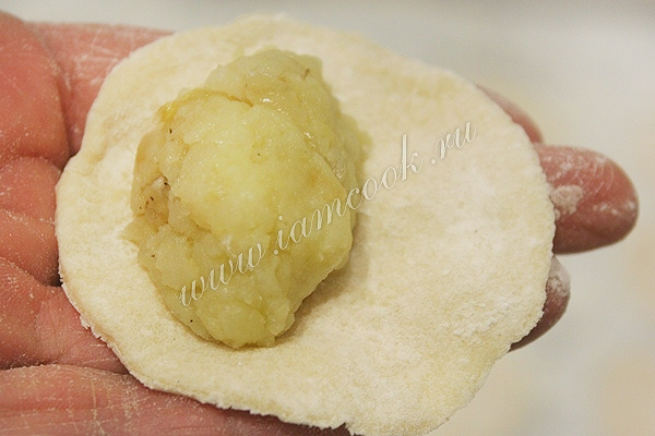 Положили начинку на тесто