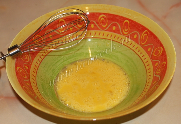 Взбивание яиц для миндального печенья, фотография