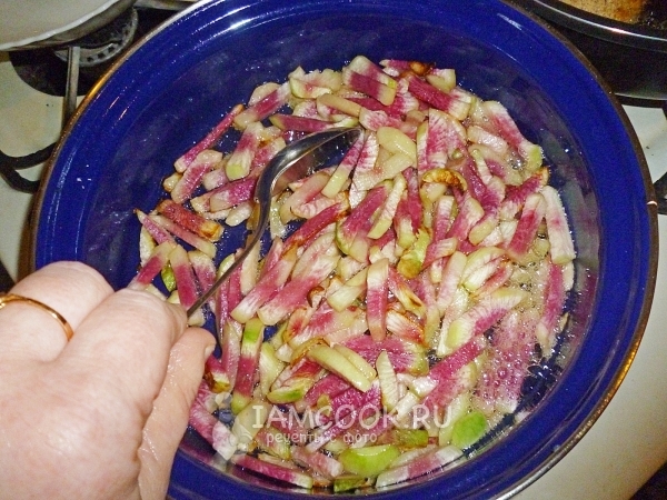 Обжарить редьку