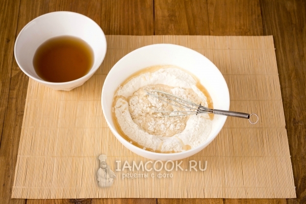 Влить сироп в муку