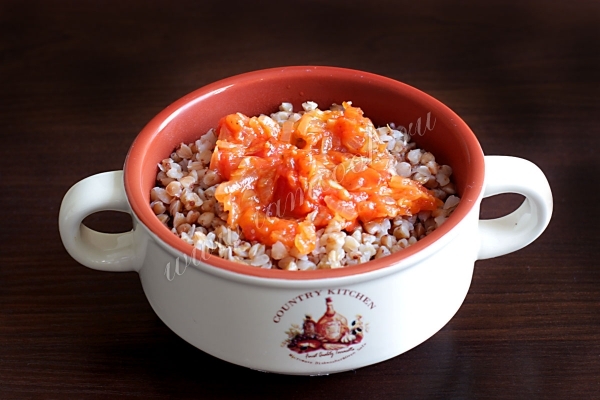 Гречка с луком и помидорами