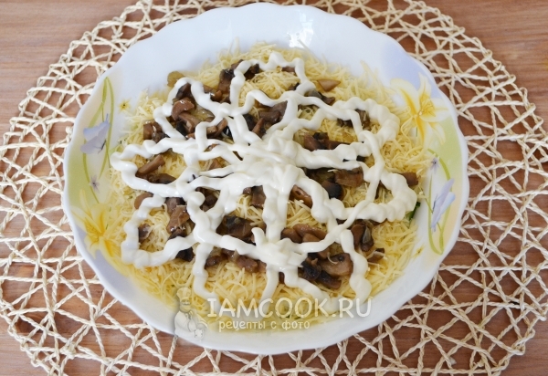 Выложить грибы и сеточку майонеза