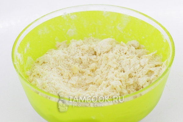 Растереть муку со смальцем