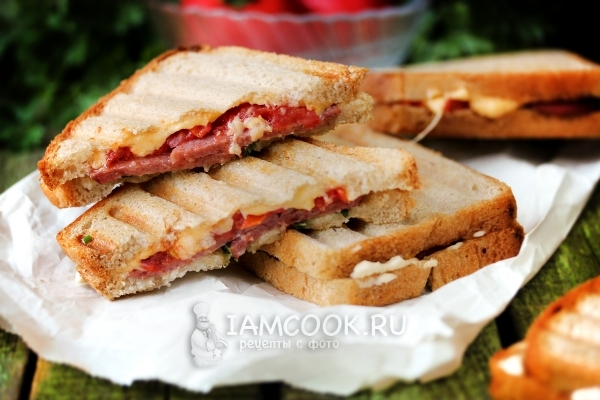 Фото горячих бутербродов с колбасой, сыром и помидорами
