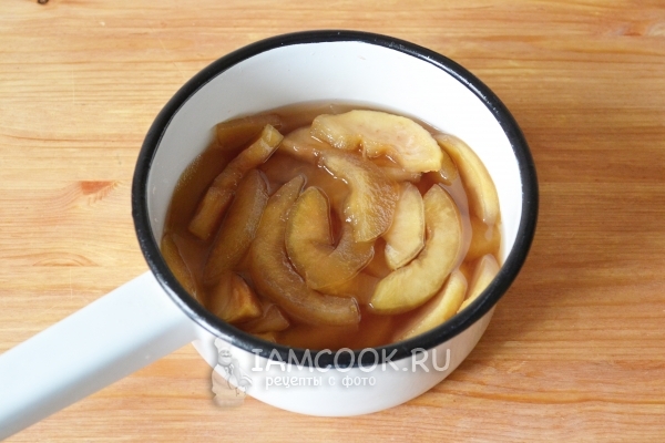 Положить яблоки в сироп на пол дня