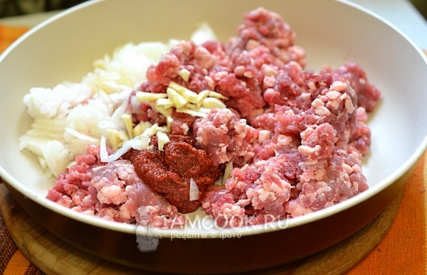 Фарш, лук, чеснок и томатная паста