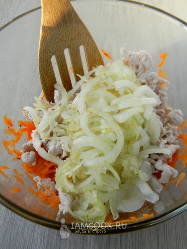 Положить к моркови лук и мясо