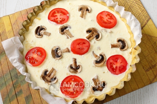 Украсить пирог помидорами и грибами