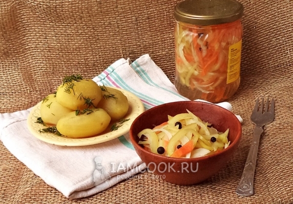 Готовый маринованный перец с морковью и луком