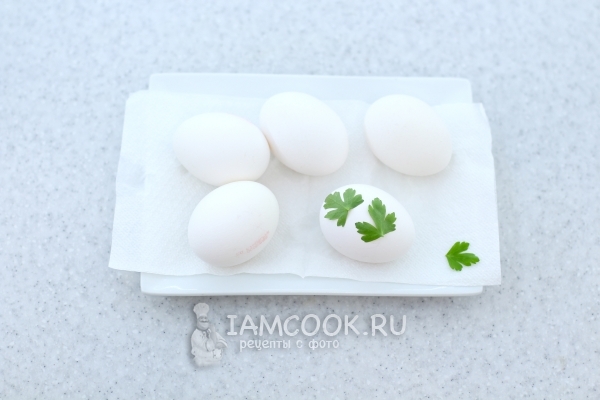 Положить на яйца листики петрушки