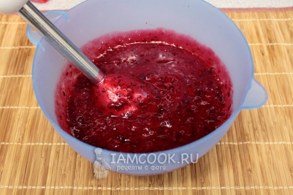 Пюрировать клюкву блендером