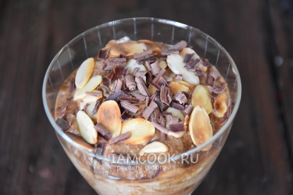 Украсить творожную массу миндалем и шоколадом