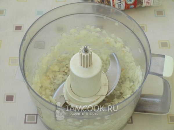 Измельчить лук и чеснок