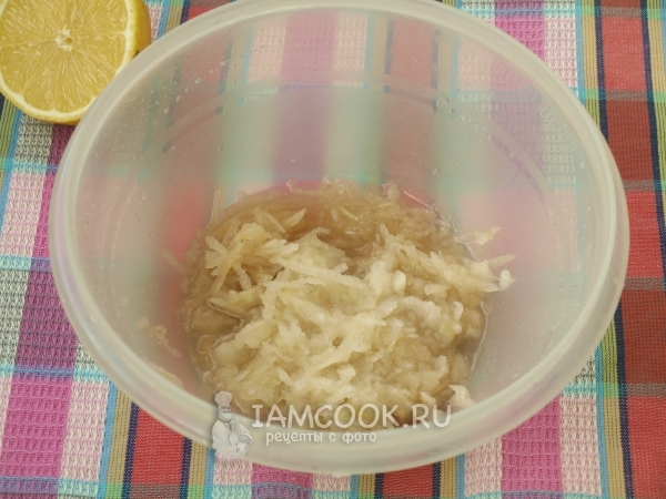 Натереть груши на терке