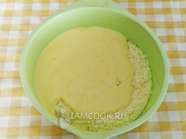 Смешать яичную смесь с творогом