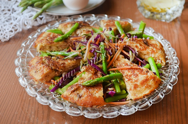 Теплый салат с омлетом