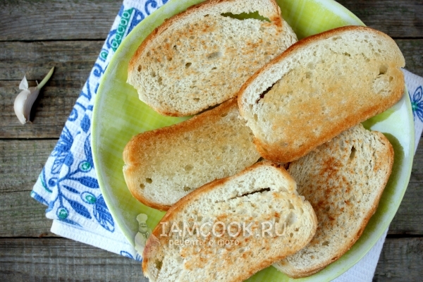 Обжарить батон