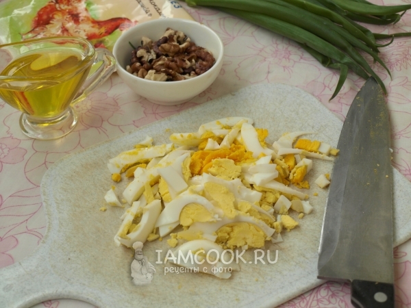 Порезать яйца