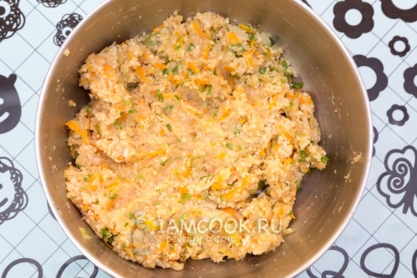 Смешать кускус с фаршем