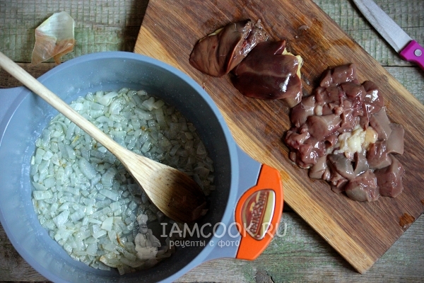 Обжарить лук и нарезать печень