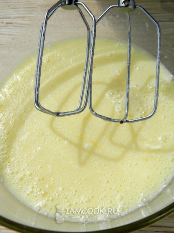 Взбить яично-маслянную смесь
