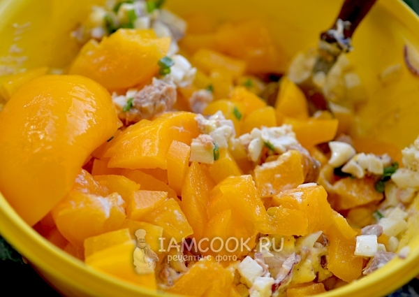 Добавляем в салат нежный персик