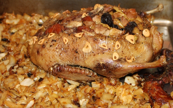 Утка с яблоками в духовке