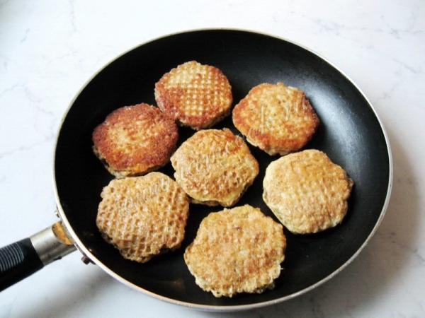 Обжарка котлет в вафлях