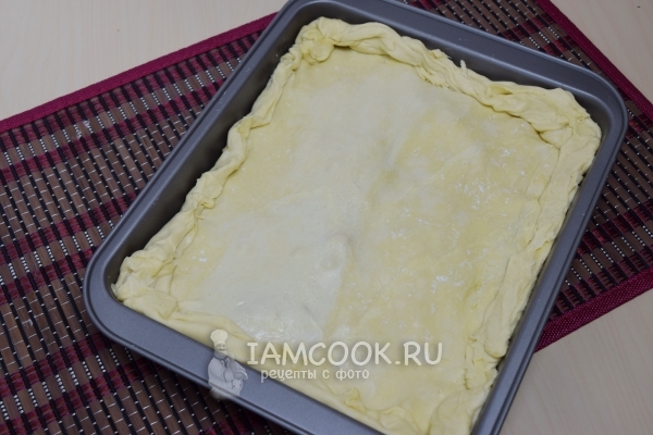 Накрыть пирог вторым пластом теста