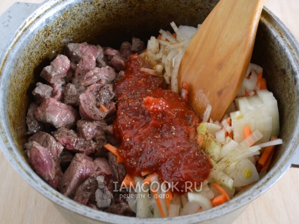 Добавить лук, морковь и приправы