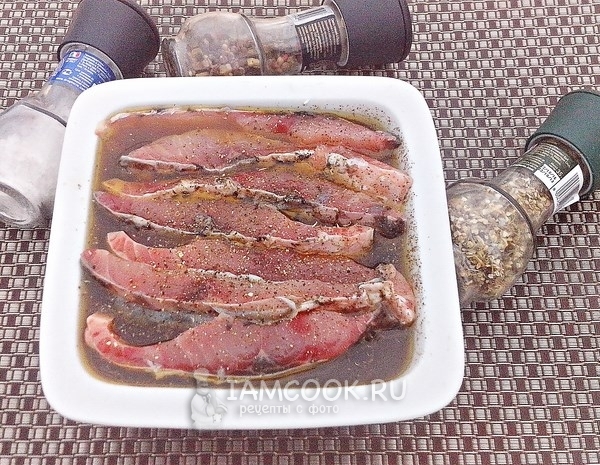 Залить маринадом и всыпать специи