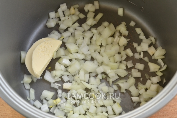Пожарить лук на сливочном масле