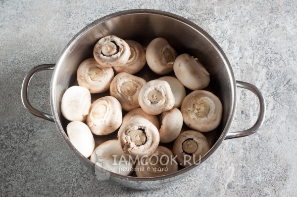 Положить грибы в кастрюлю