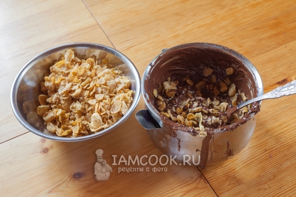 Всыпать в шоколад кукурузные хлопья
