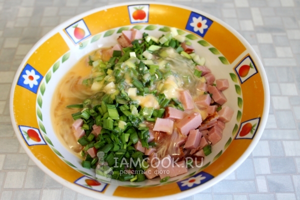 Добавить взбитые яйца