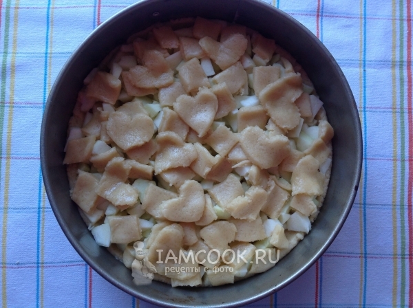 Уложить кусочки теста на яблоки