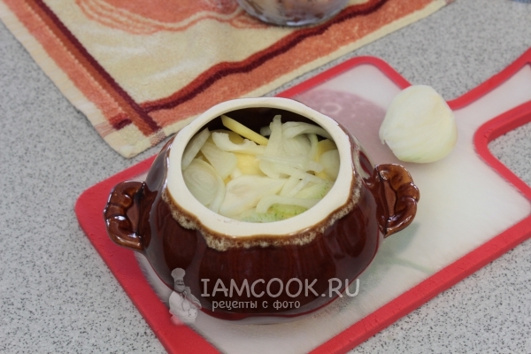 Выложить овощи и грибы слоями