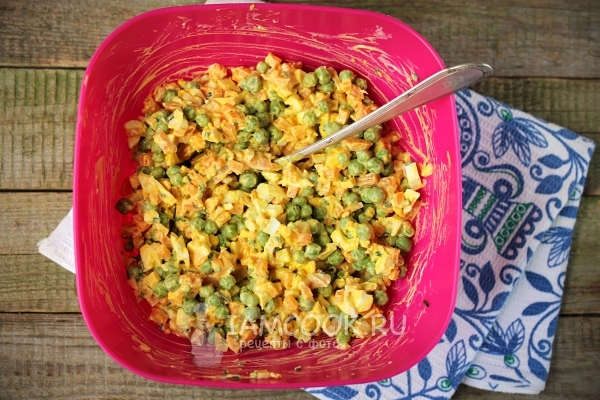 Рецепт салата из моркови, яиц и зелёного горошка