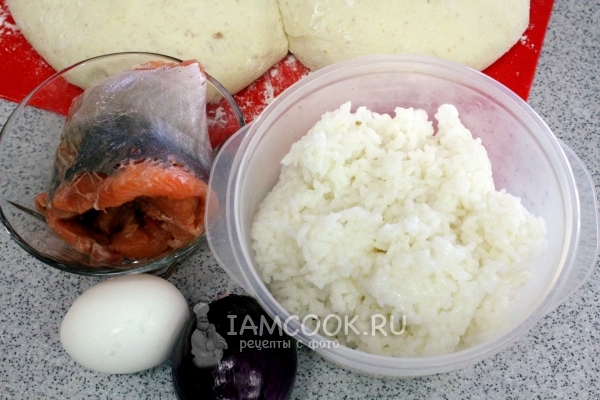Ингредиенты для пирога с рыбой и рисом